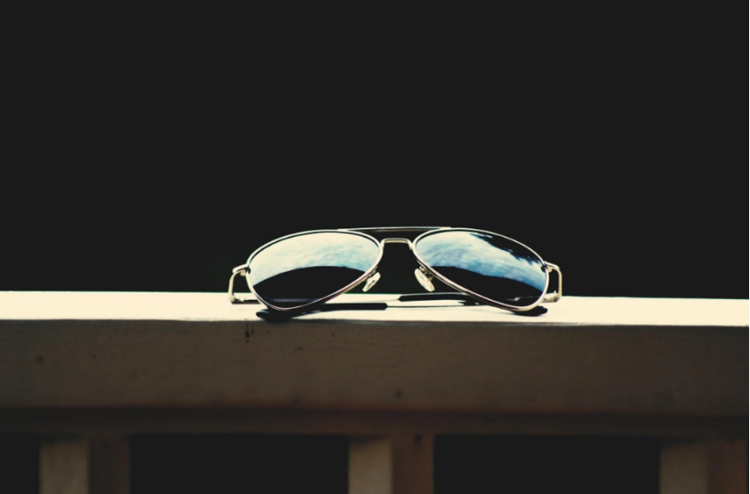 Black mirrored aviator sunglasses